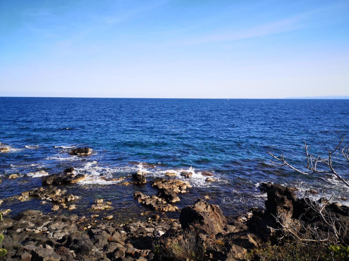 La Lampara Apartment Aci Castello Luaran gambar