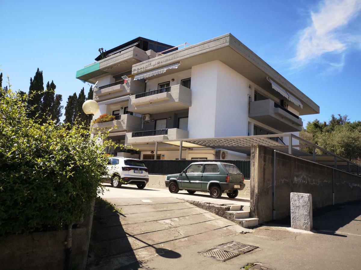 La Lampara Apartment Aci Castello Luaran gambar