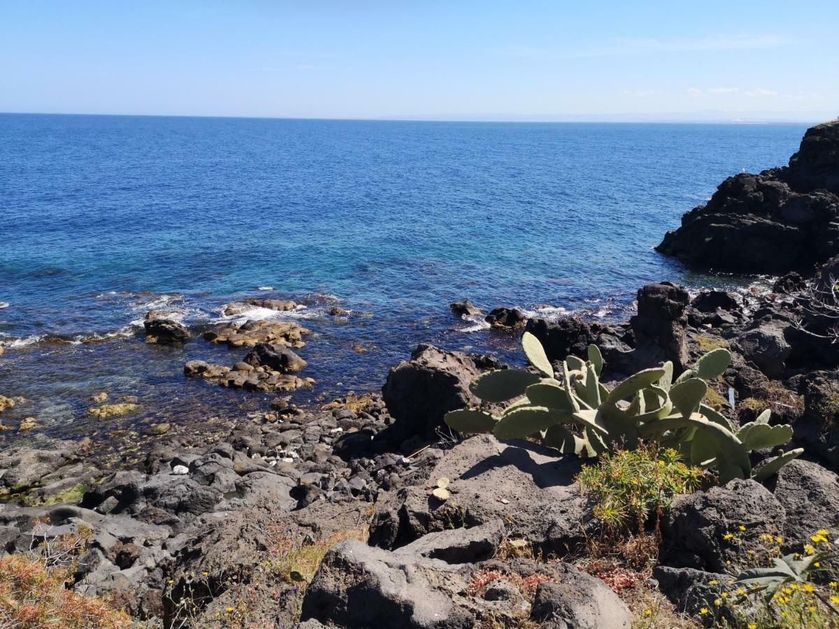 La Lampara Apartment Aci Castello Luaran gambar